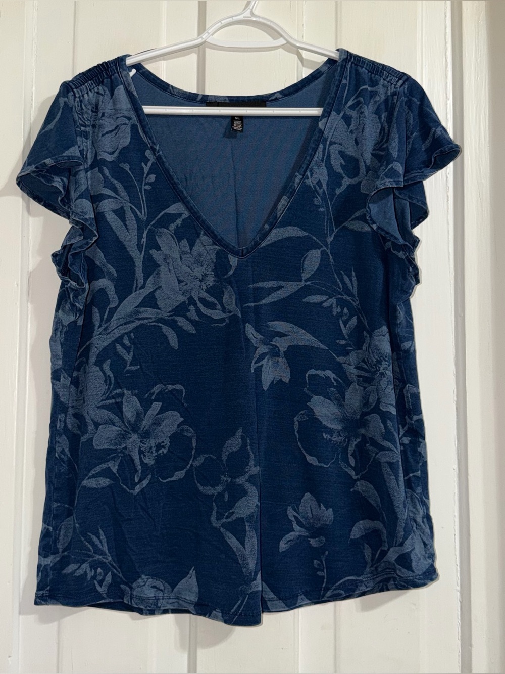 Women’s size XL shirt Floral V-Neck Flutter Sleeve Top White House black market